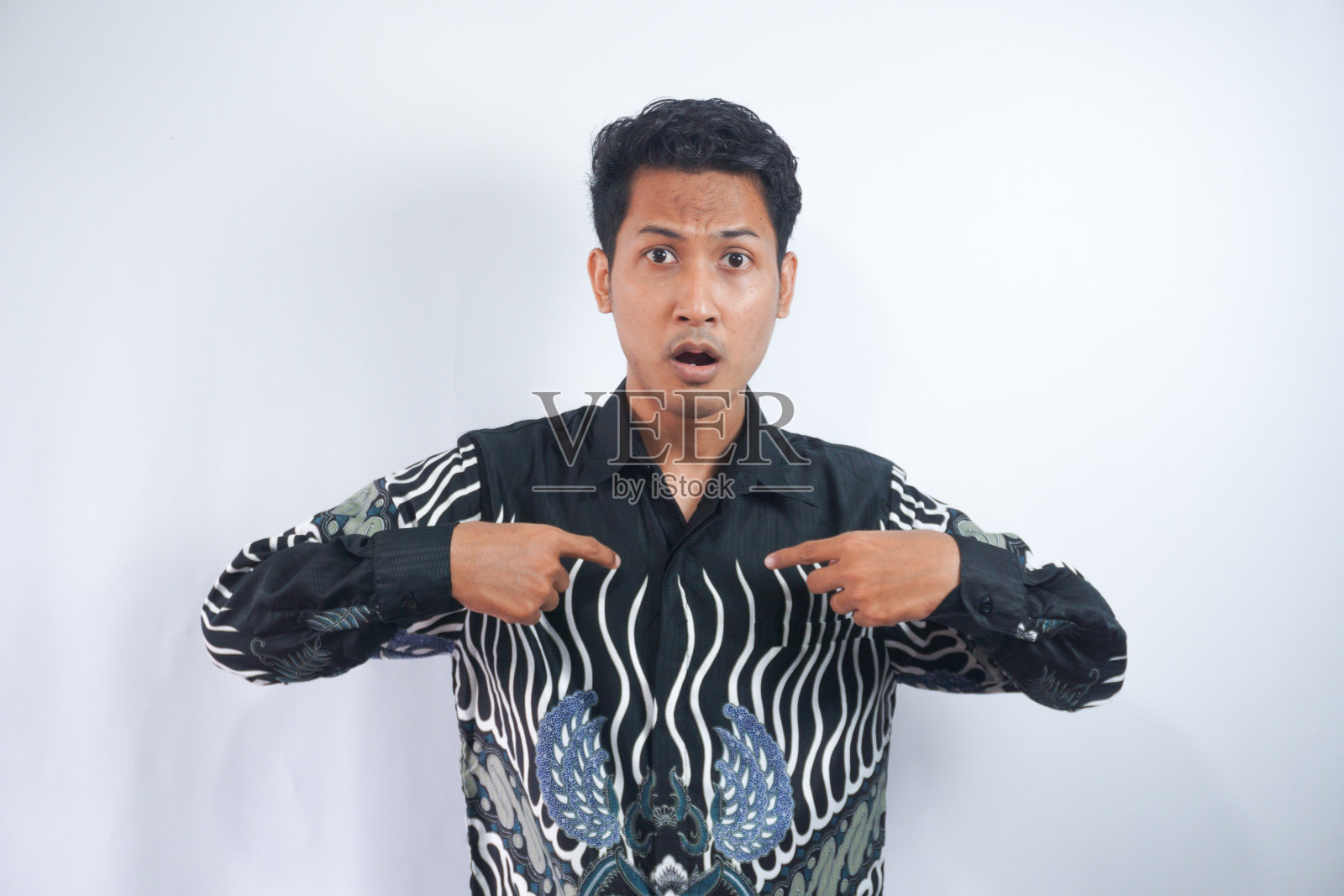 年轻的亚洲男子与蜡染衬衫骄傲和自我满足的爱自己的概念照片摄影图片