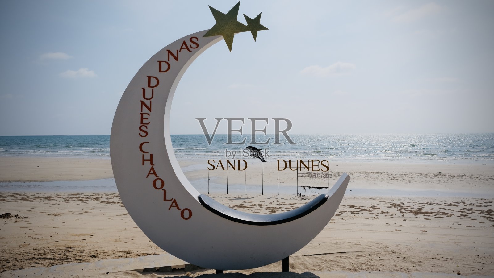 在沙丘潮老海滩度假村，美丽的沙滩上有沙丘标志。照片摄影图片