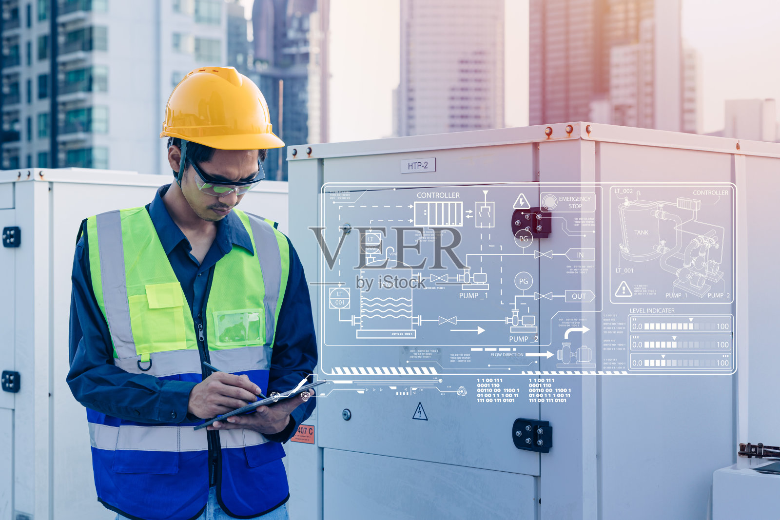 工程师利用现代技术设备软件检查供热系统的水泵水箱管路工作流程。工人看平板覆盖管道布局。照片摄影图片