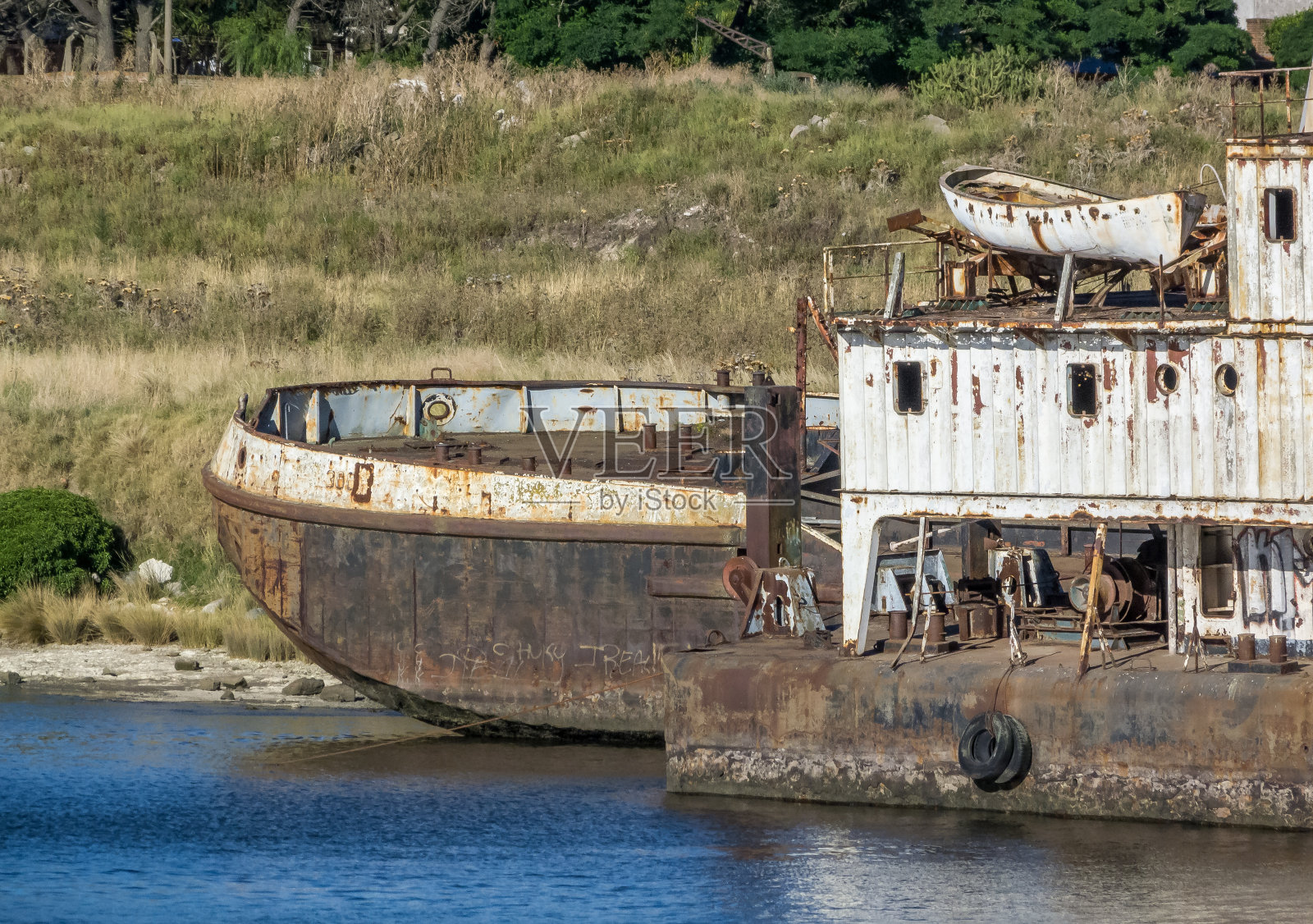 埃兹库拉桥上搁浅的船只的细节，被摧毁，生锈，被遗弃。照片摄影图片