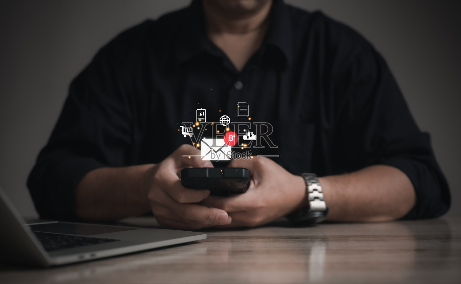 商务人士使用智能手机或手机通知虚拟邮件或消息警报的社交媒体，聊天，电子邮件，消息的数字营销。照片摄影图片