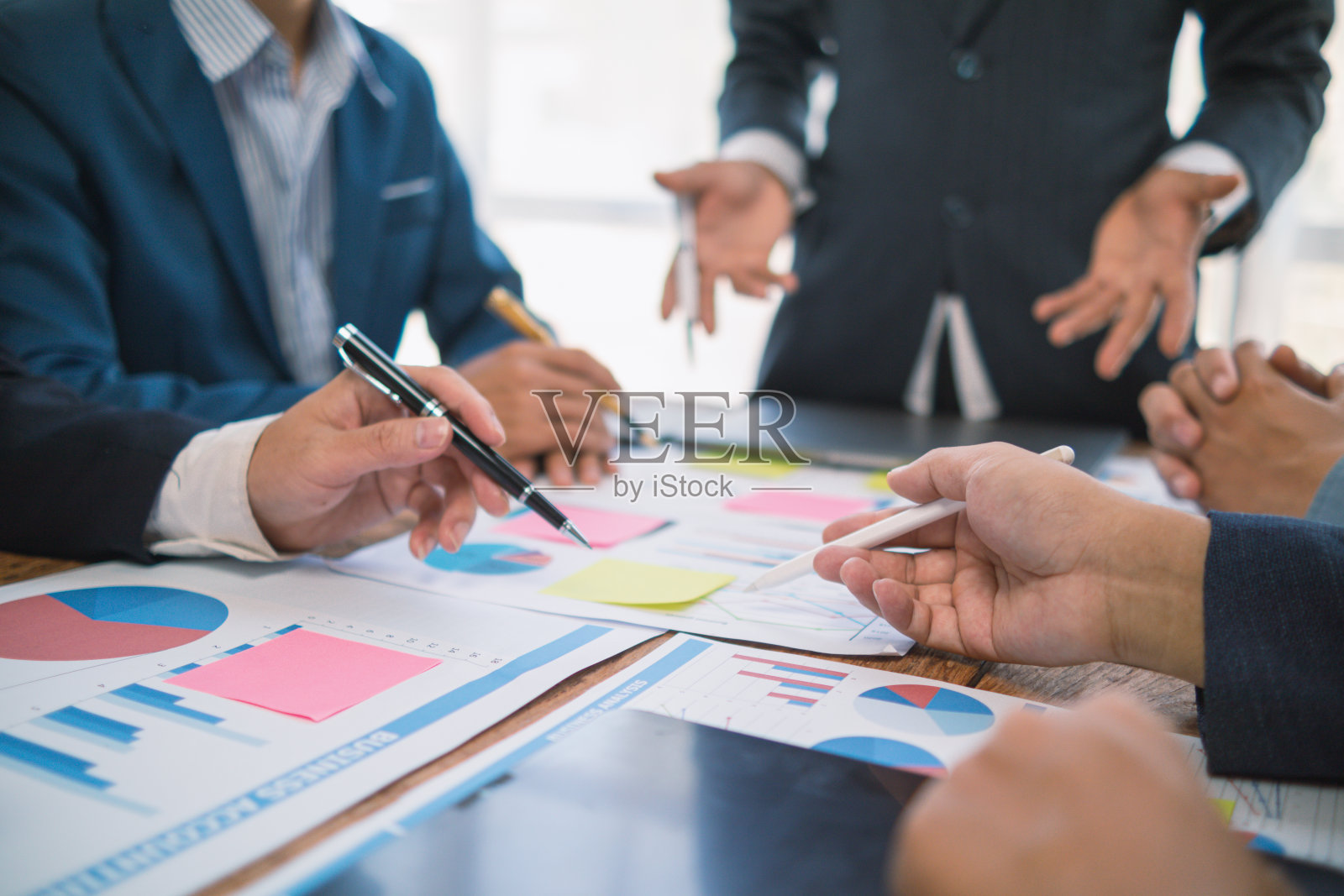 商业顾问出席委员会会议，为有意加入公司的投资者提供投资建议，并就投资的收益和风险提供建议。年度会议照片摄影图片