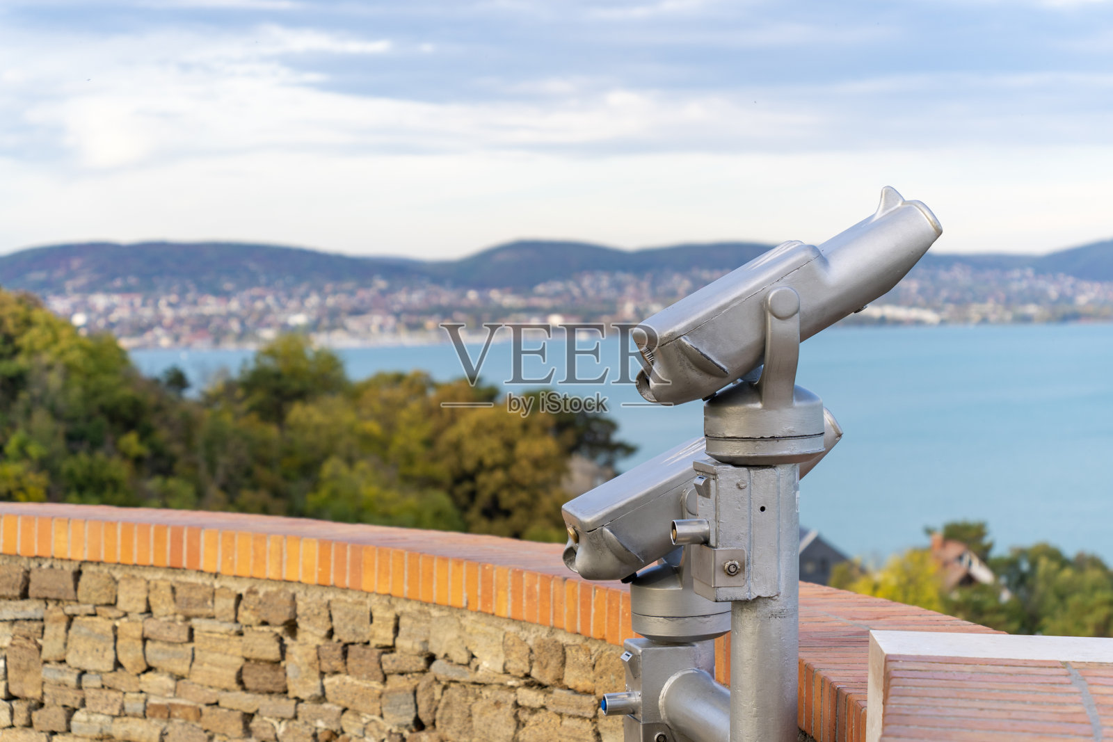 在匈牙利巴拉顿湖的一个风景优美的瞭望台，为游客展示的双筒望远镜照片摄影图片