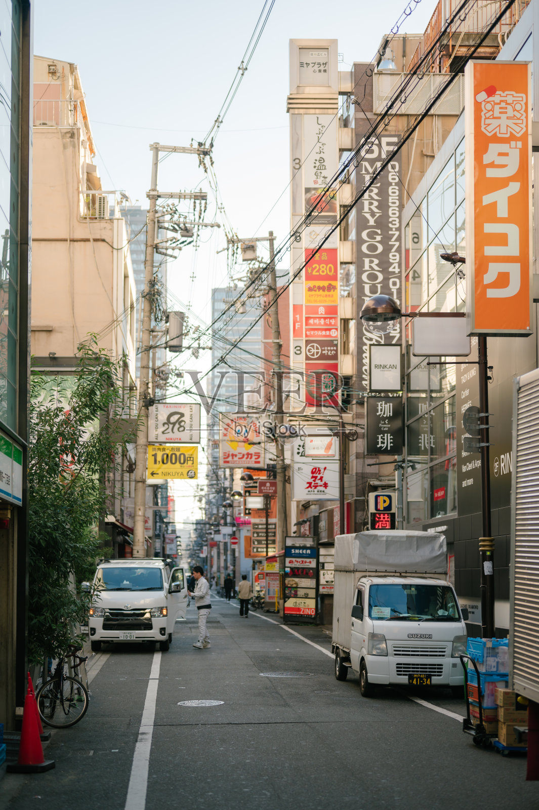 广角视角下，日本梅田街头拥挤的人们享受着夜生活照片摄影图片