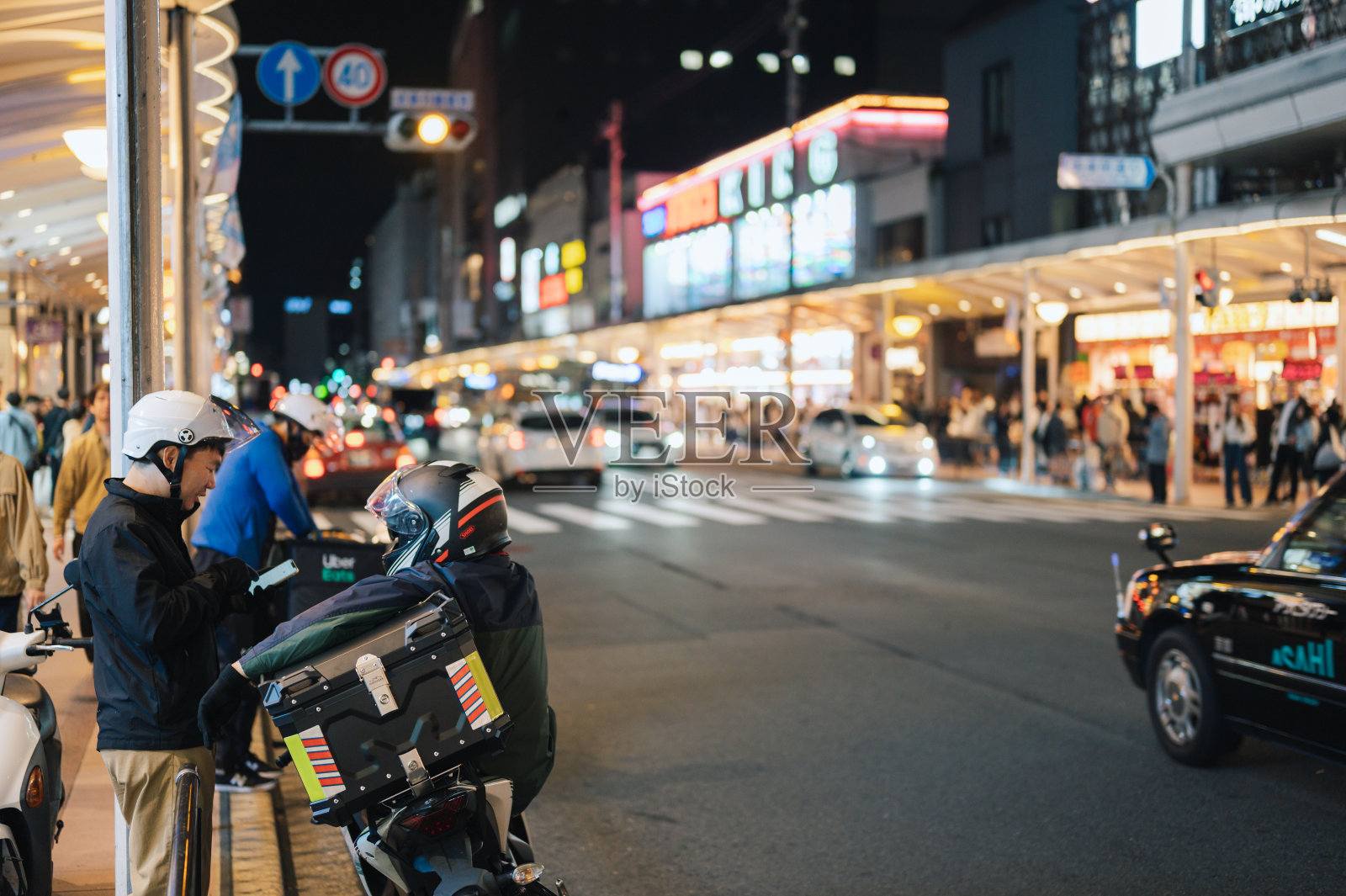 广角视角下，日本梅田街头拥挤的人们享受着夜生活照片摄影图片