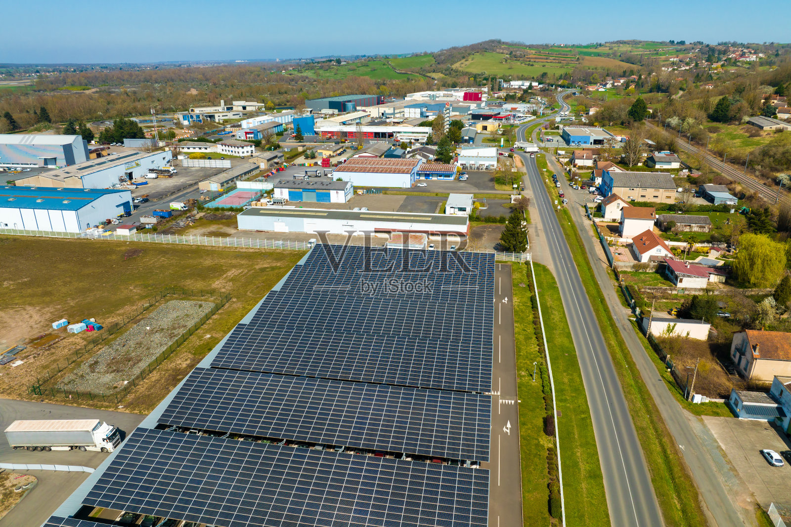 鸟瞰安装在停车场上的太阳能电池板，停放的汽车可以有效地产生清洁能源照片摄影图片