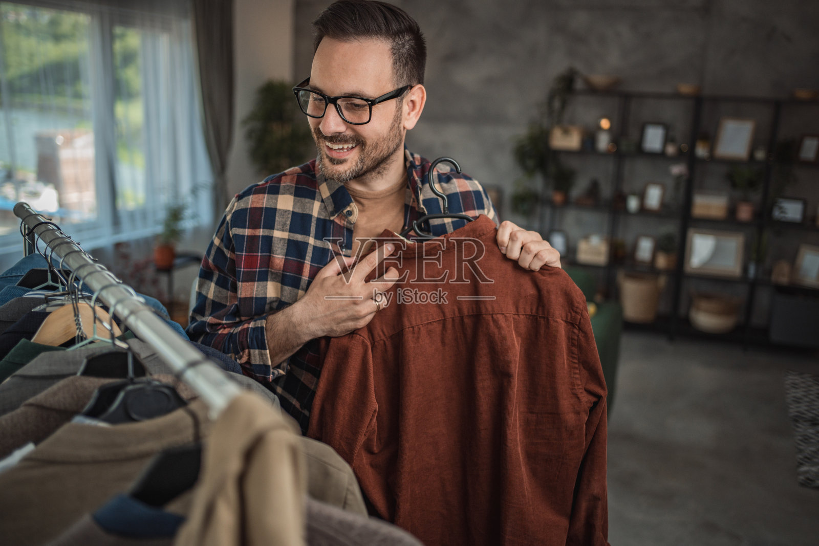 男人选衣服照片摄影图片