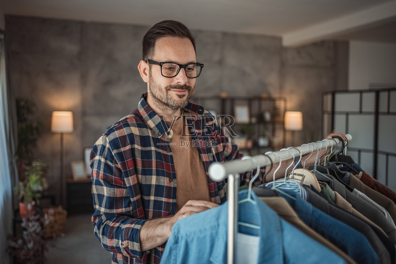 男人选衣服照片摄影图片