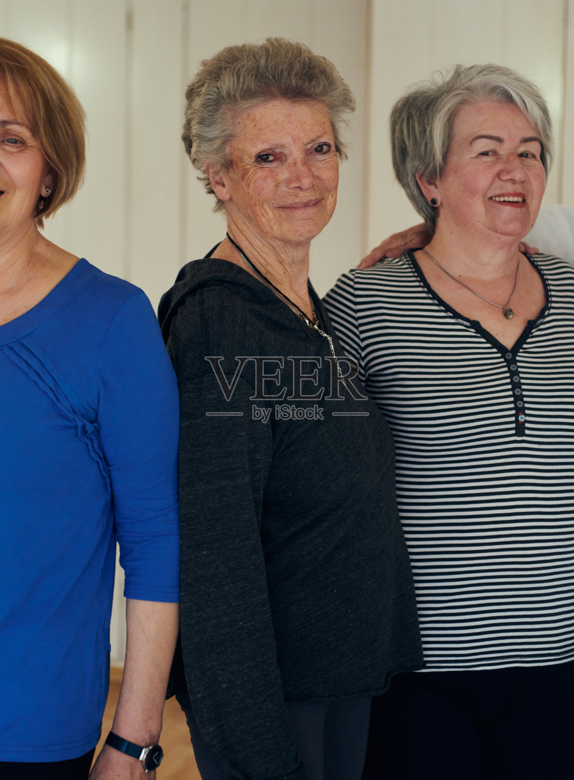 一个充满活力的老年妇女社区，在她们的教练的指导下，拥抱丰富的瑜伽之旅，促进团结，幸福，并共同承诺积极衰老照片摄影图片