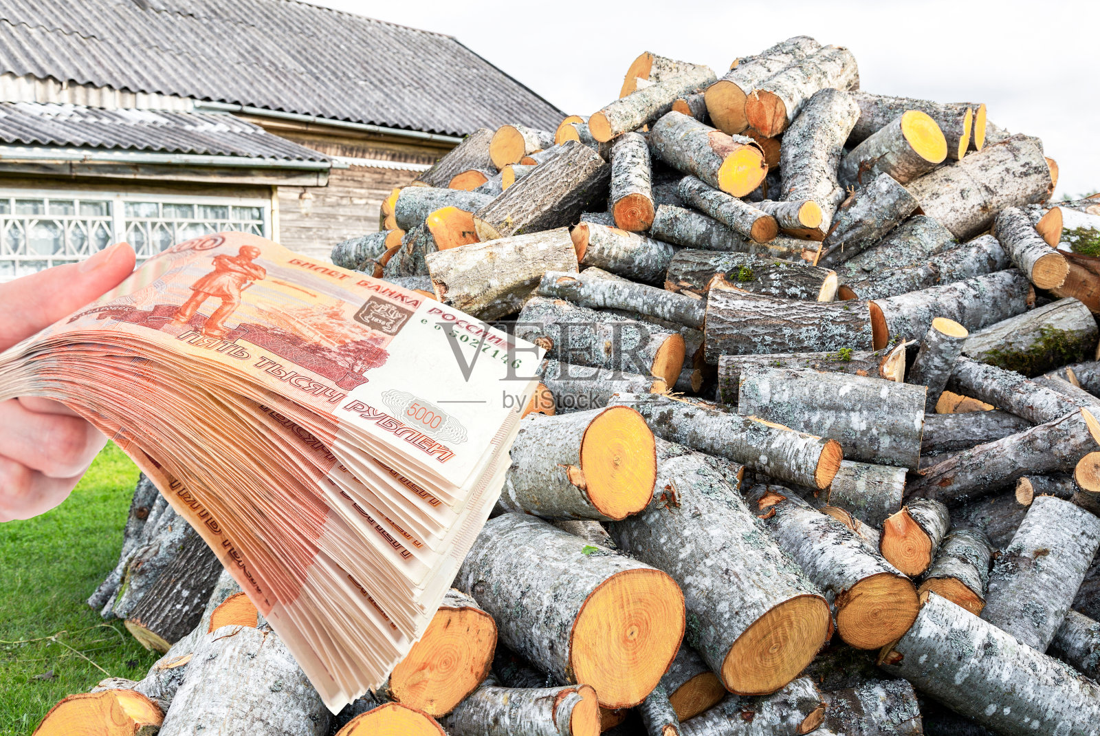 在乡下砍柴、堆柴照片摄影图片