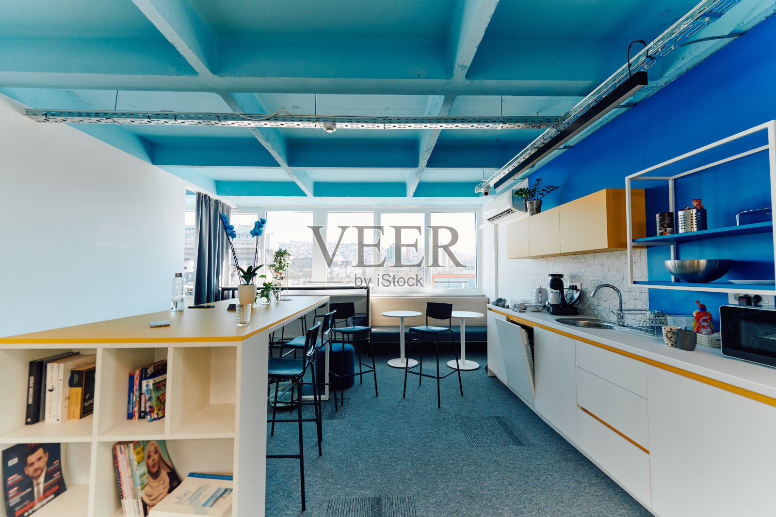 一个现代办公室的照片，在那里编程，数字营销和网页设计项目完成。办公室配有现代家具和玻璃办公室照片摄影图片