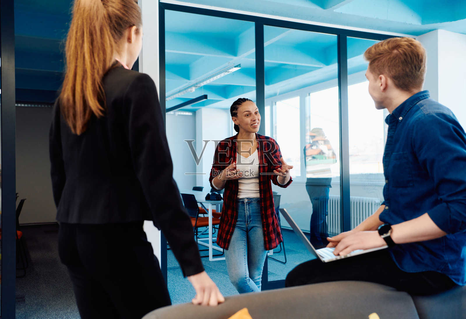 一个由年轻商人组成的多元化团队，在现代创业公司的办公室里交流想法照片摄影图片