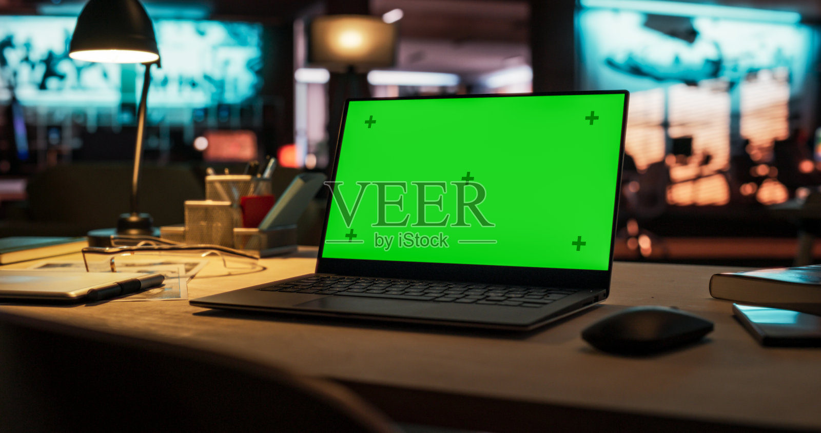 笔记本电脑站在木桌与绿色屏幕Chromakey模拟显示器。创意办公室及工作环境激发创意及创新意念照片摄影图片