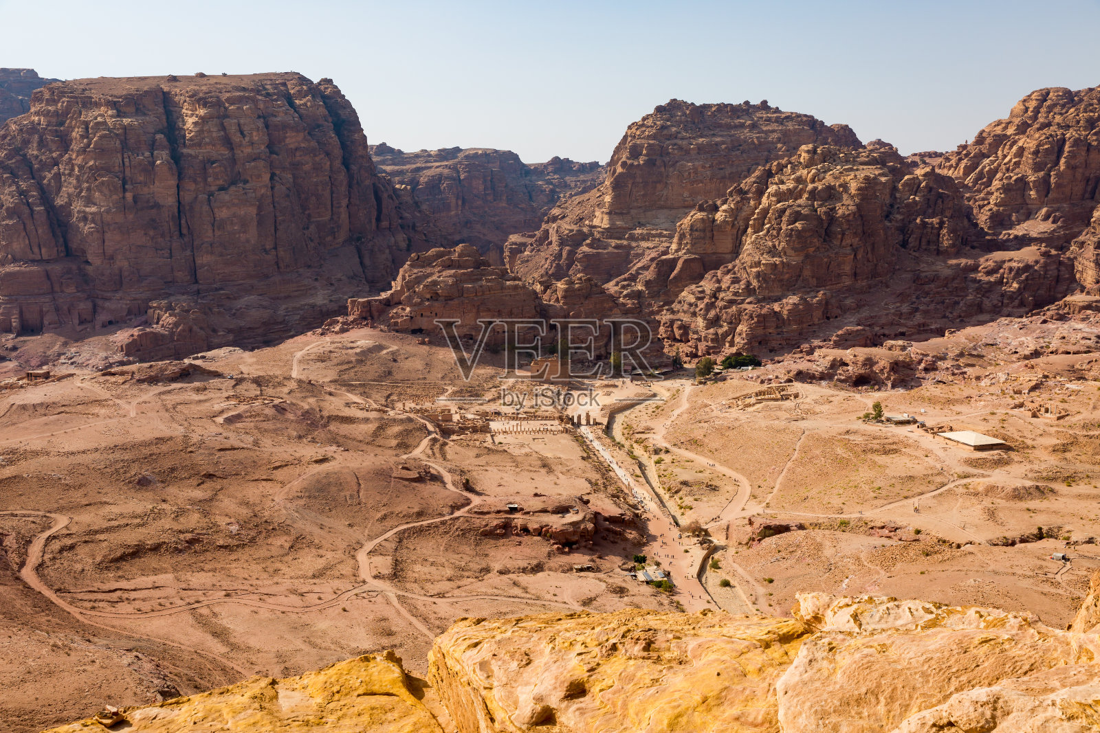 从约旦佩特拉考古遗址的山谷上方俯瞰Qasr al-Bint照片摄影图片