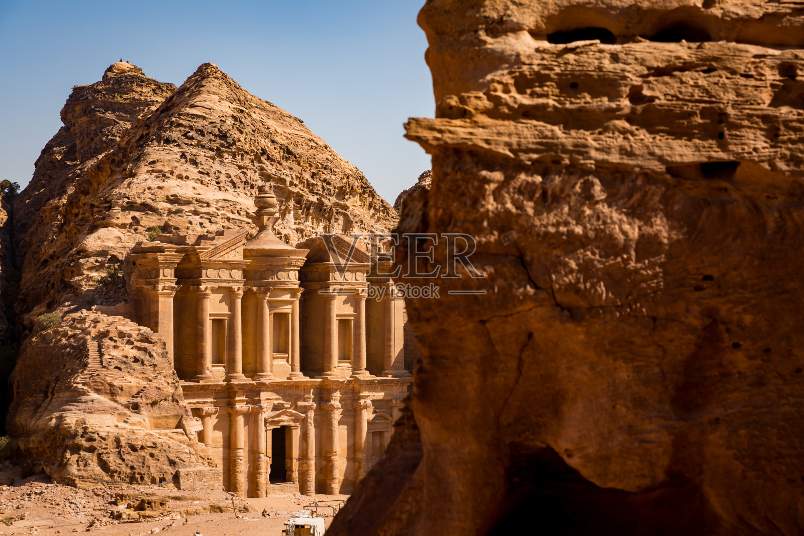 从约旦佩特拉考古遗址的修道院俯瞰照片摄影图片