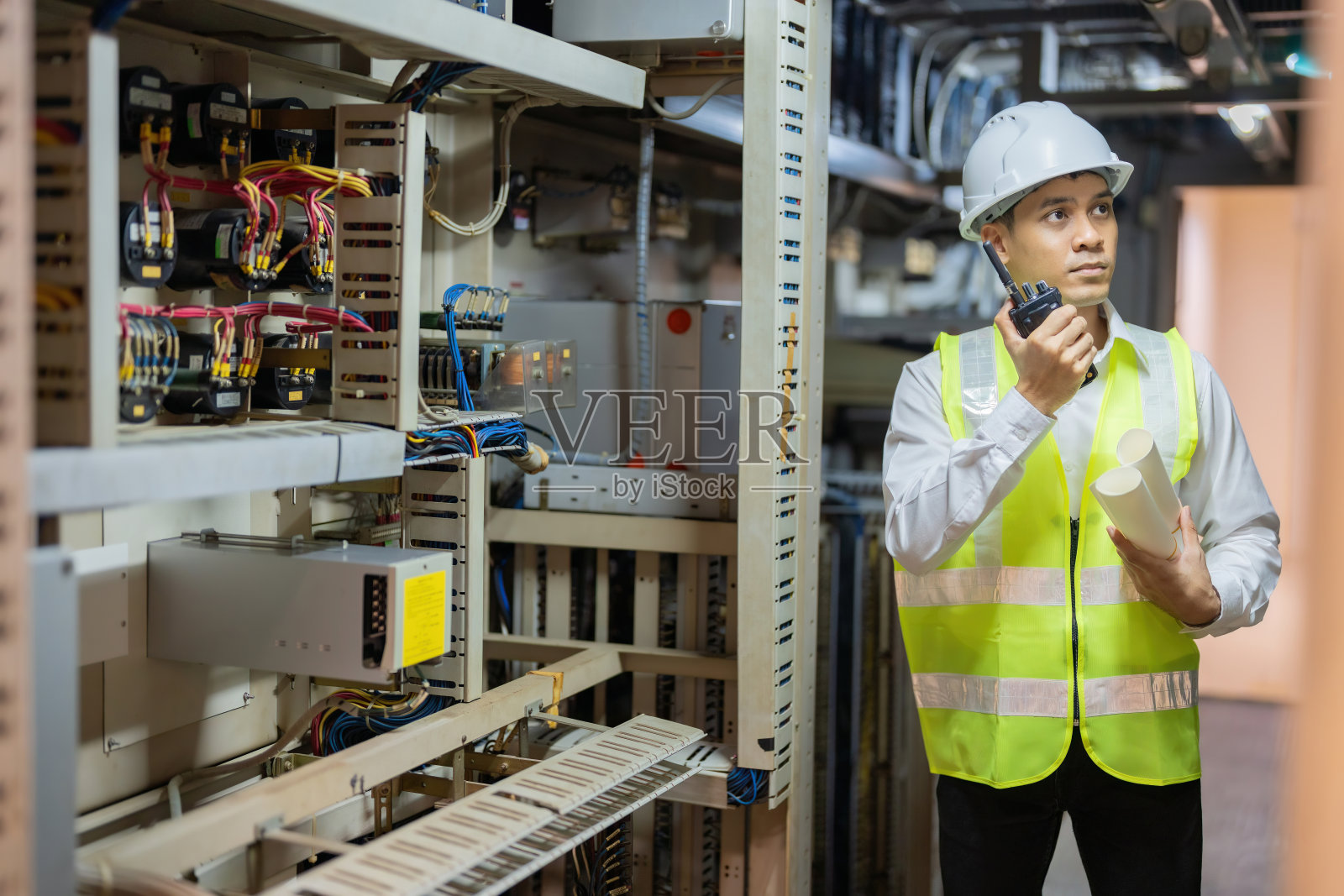 在整个亚洲，工程师在开发可持续的发电厂解决方案方面发挥着至关重要的作用，以解决该地区的能源需求，同时最大限度地减少对环境的影响。照片摄影图片
