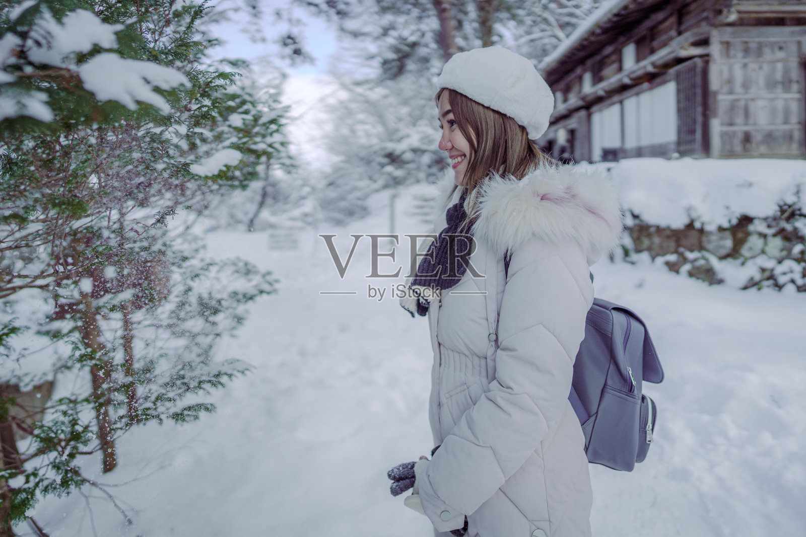 美丽的女游客享受他们的日本之旅在雪的冬天照片摄影图片