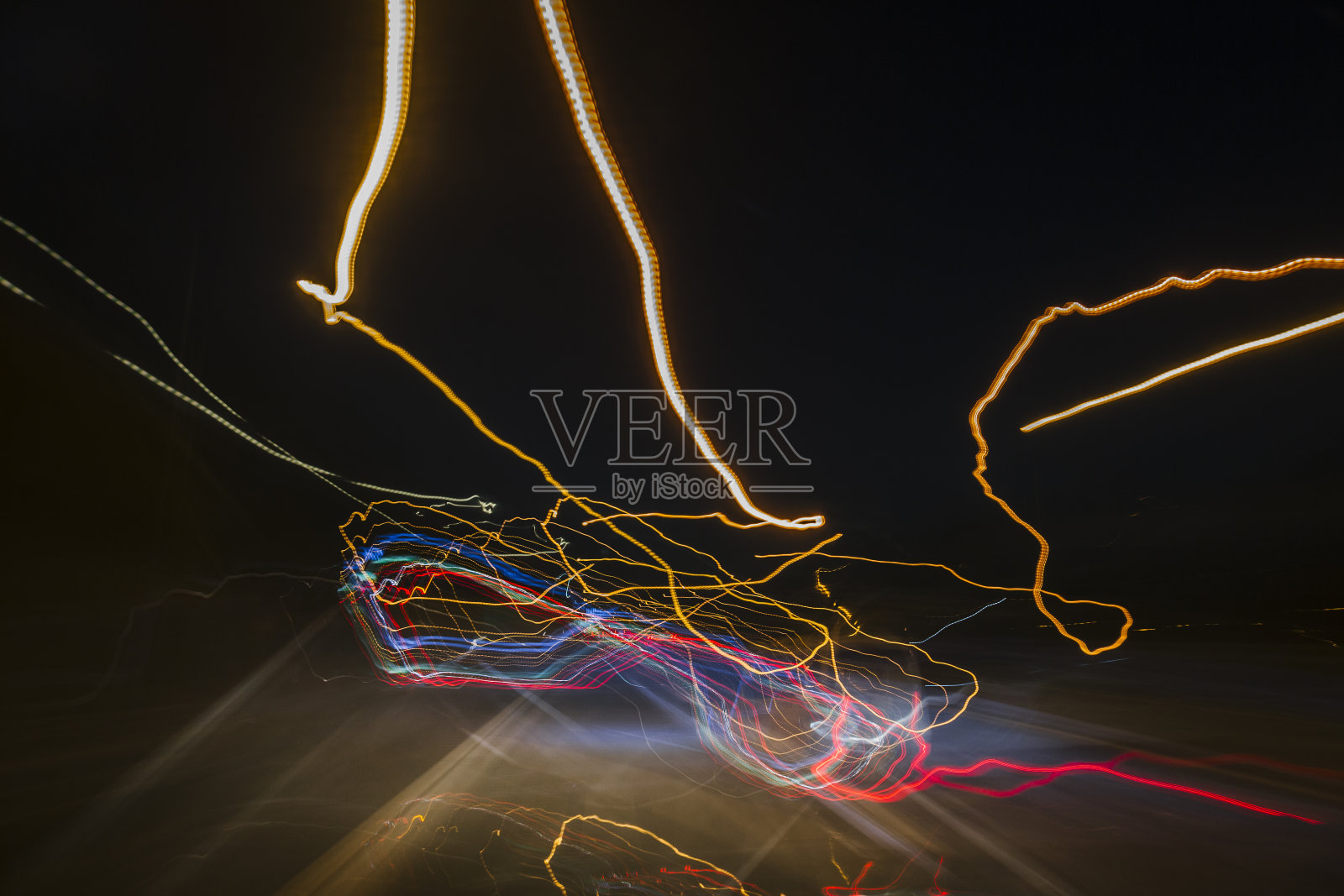 汽车的灯光和道路上的照明照片摄影图片