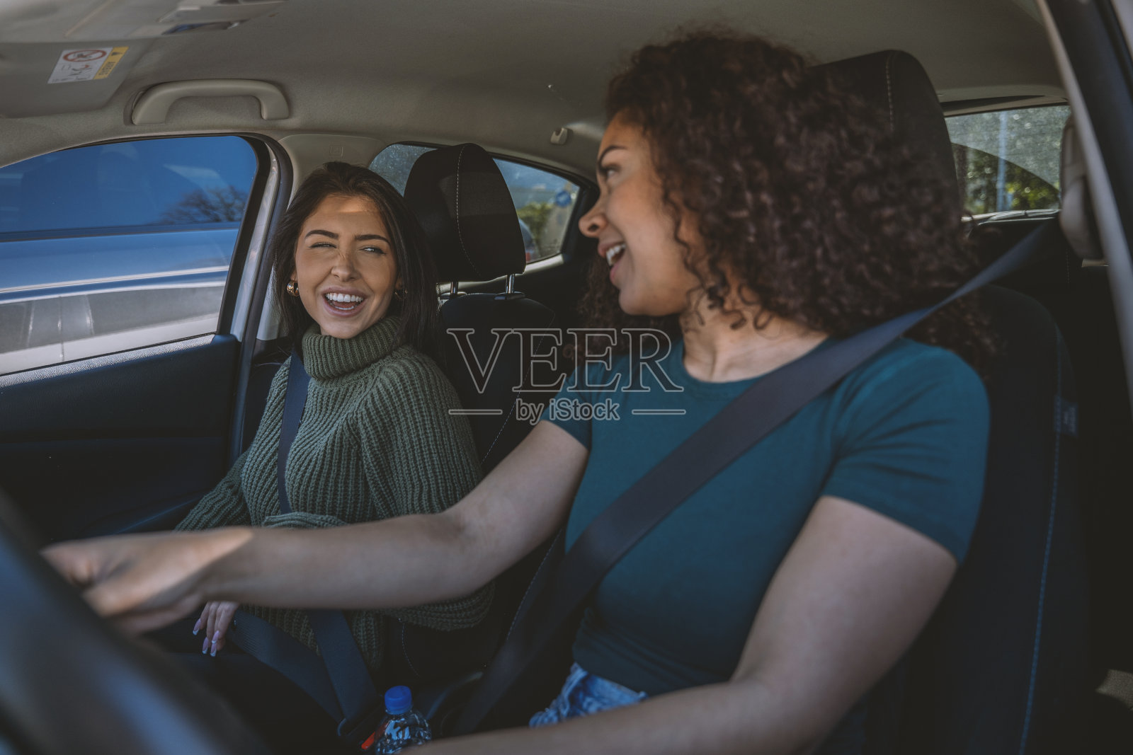 两个快乐的女性朋友在一次公路旅行照片摄影图片