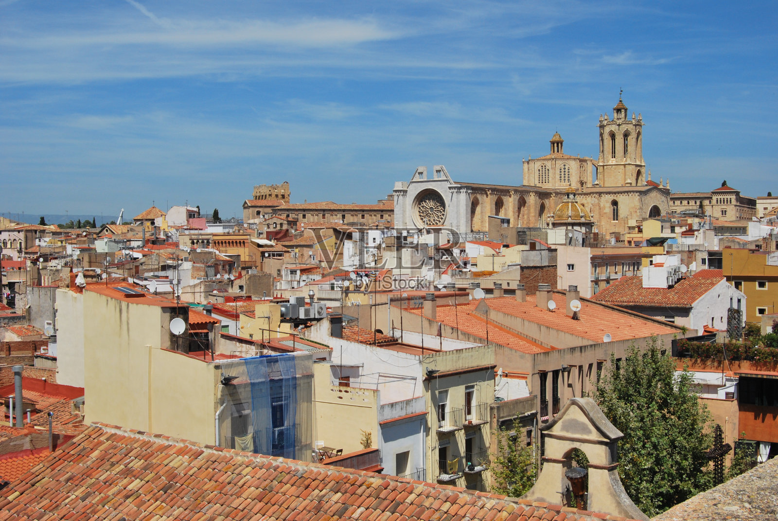从塔拉戈纳的屋顶间向外窥视的大教堂照片摄影图片
