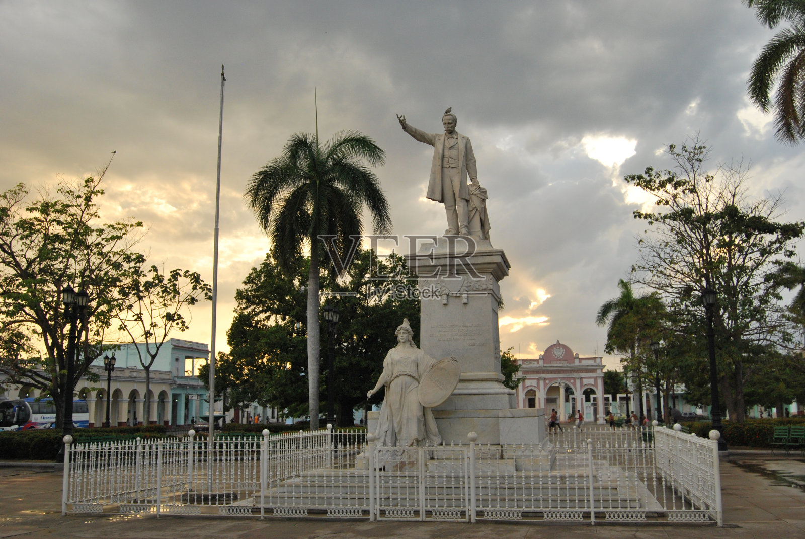 西恩富戈斯的一个下雨天，jos<s:1> Martí公园里的jos<s:1> Martí雕像照片摄影图片