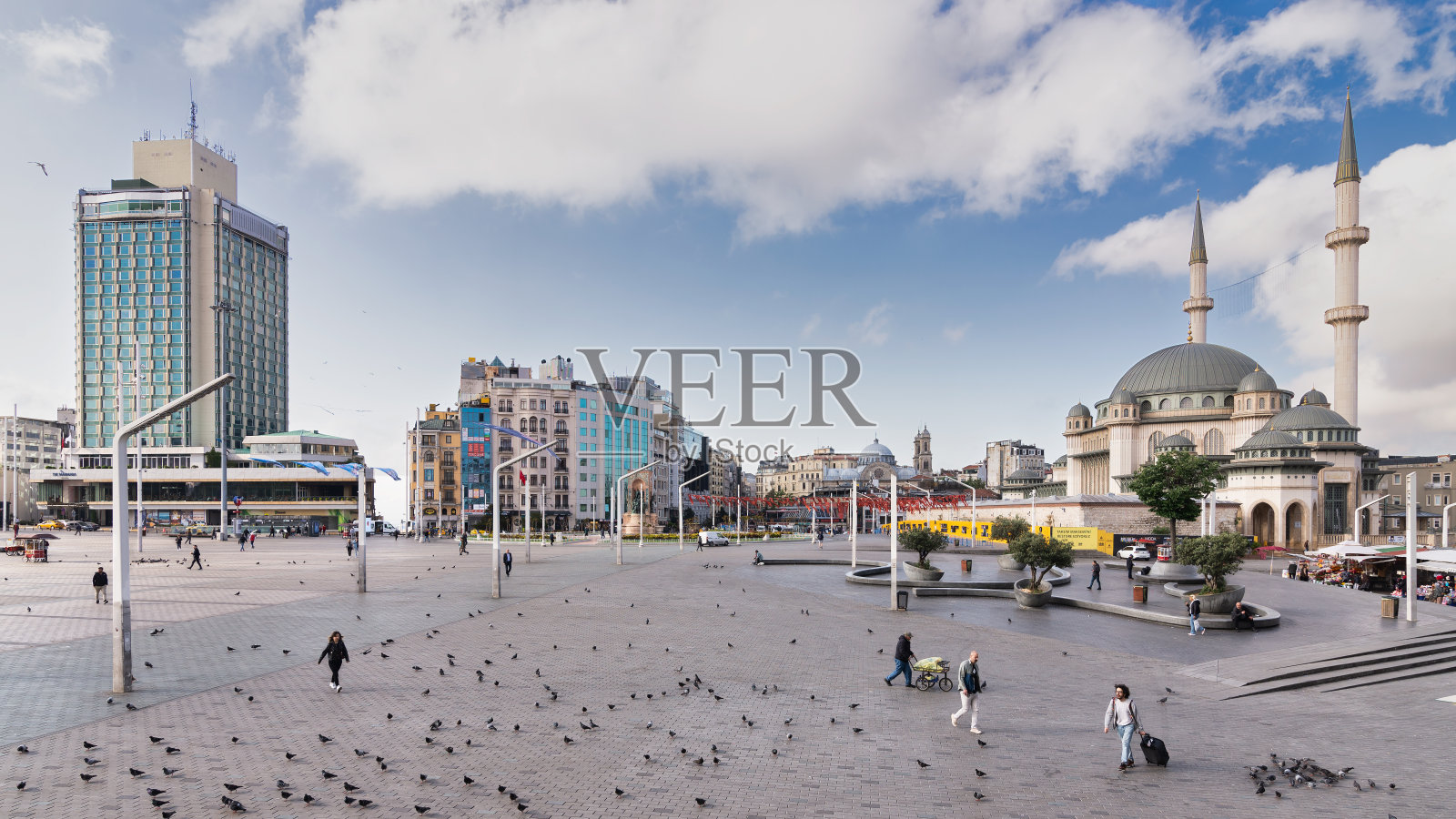土耳其伊斯坦布尔,塔克西姆广场上的新行人,塔克西姆清真寺、三合会教堂和马尔马拉酒店照片摄影图片