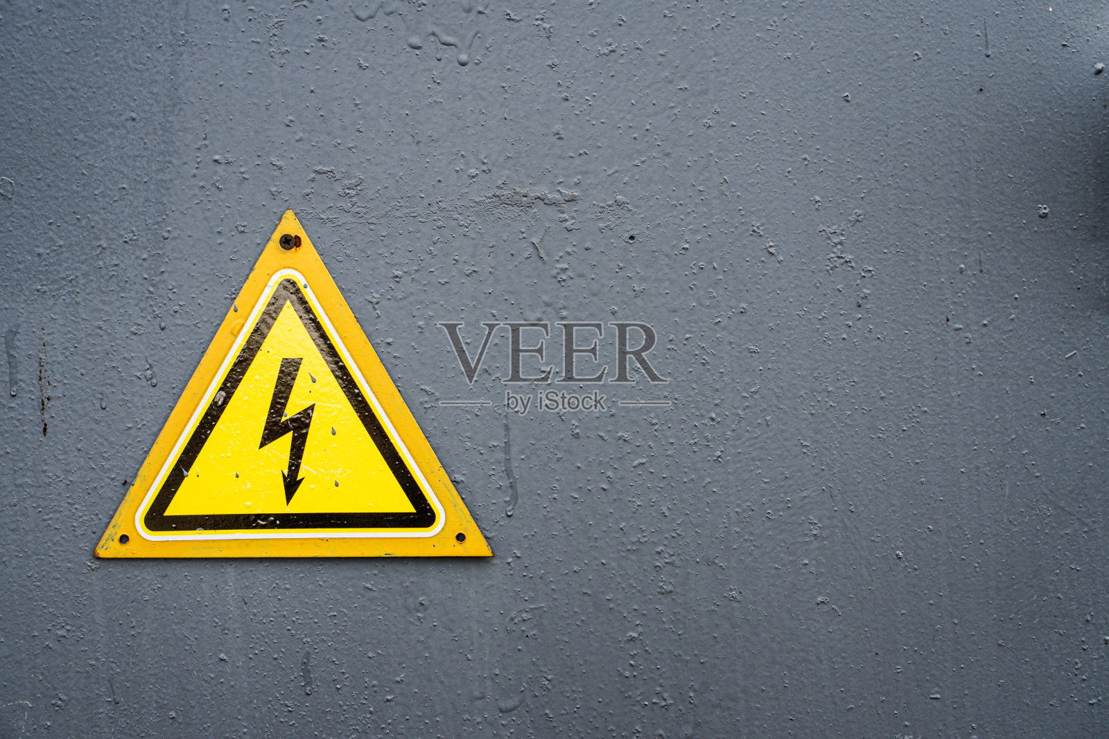 电力警告:灰色金属门上黄色三角标志照片摄影图片