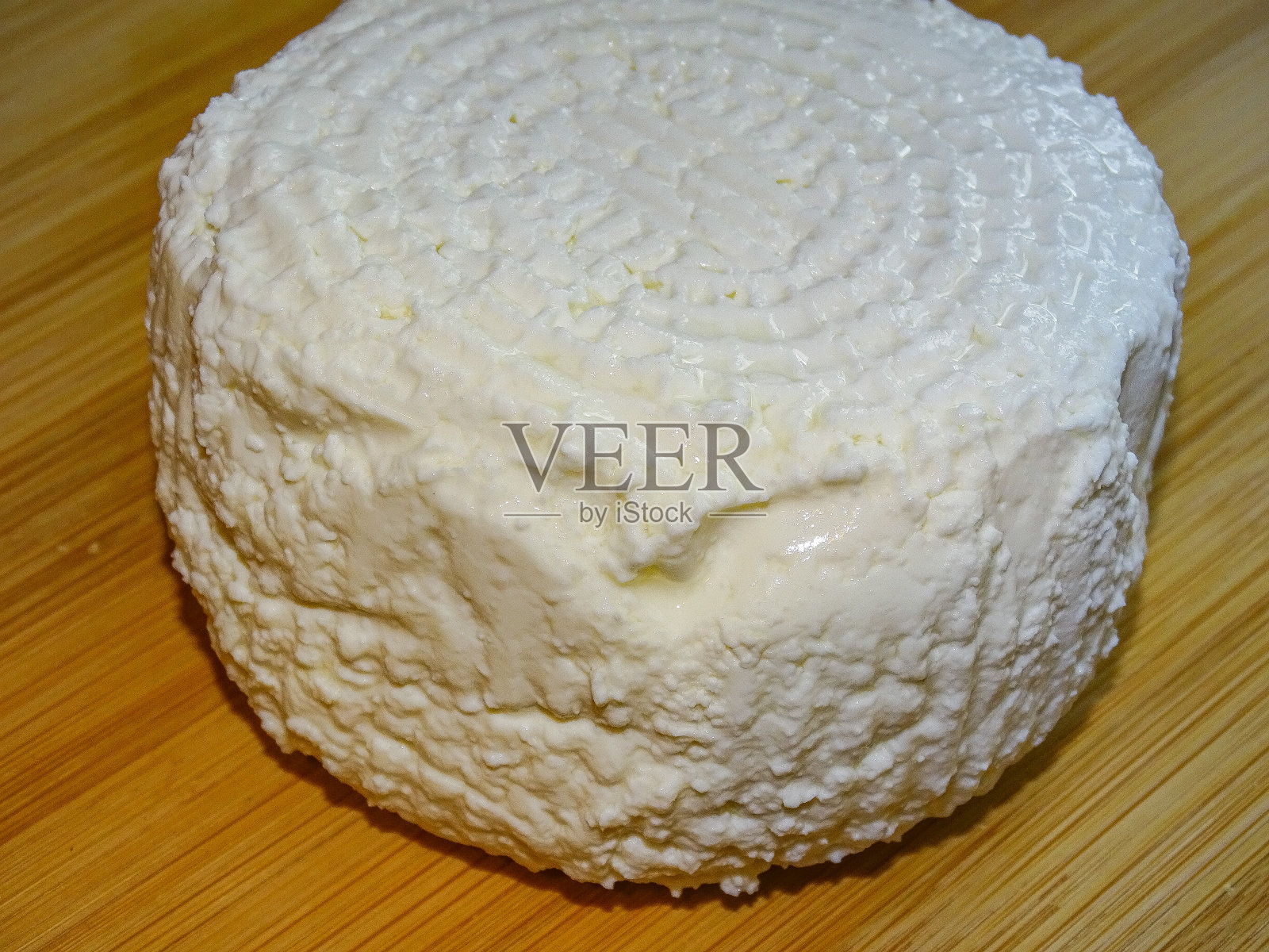 木质背景上的白干酪照片摄影图片