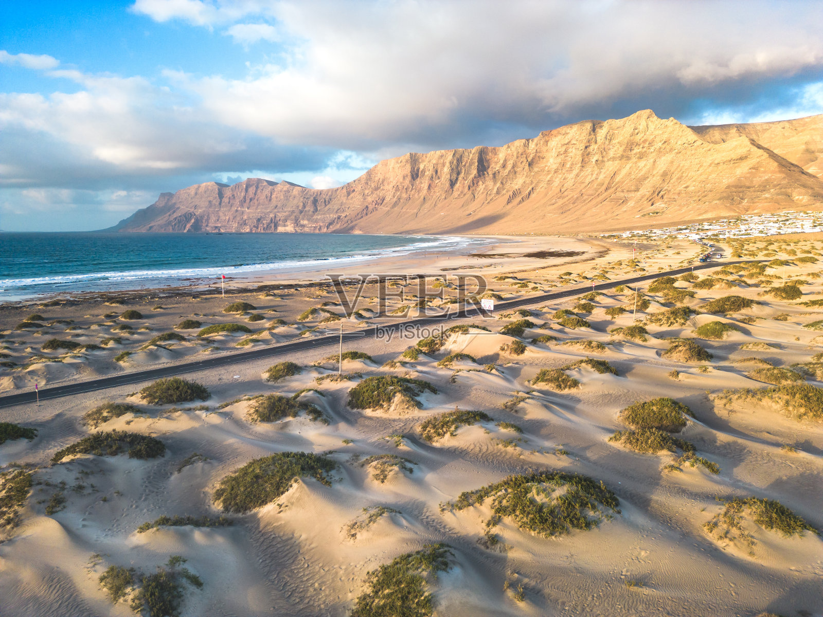 法玛拉海滩沙丘鸟瞰图。兰萨罗特岛。加那利群岛。西班牙照片摄影图片