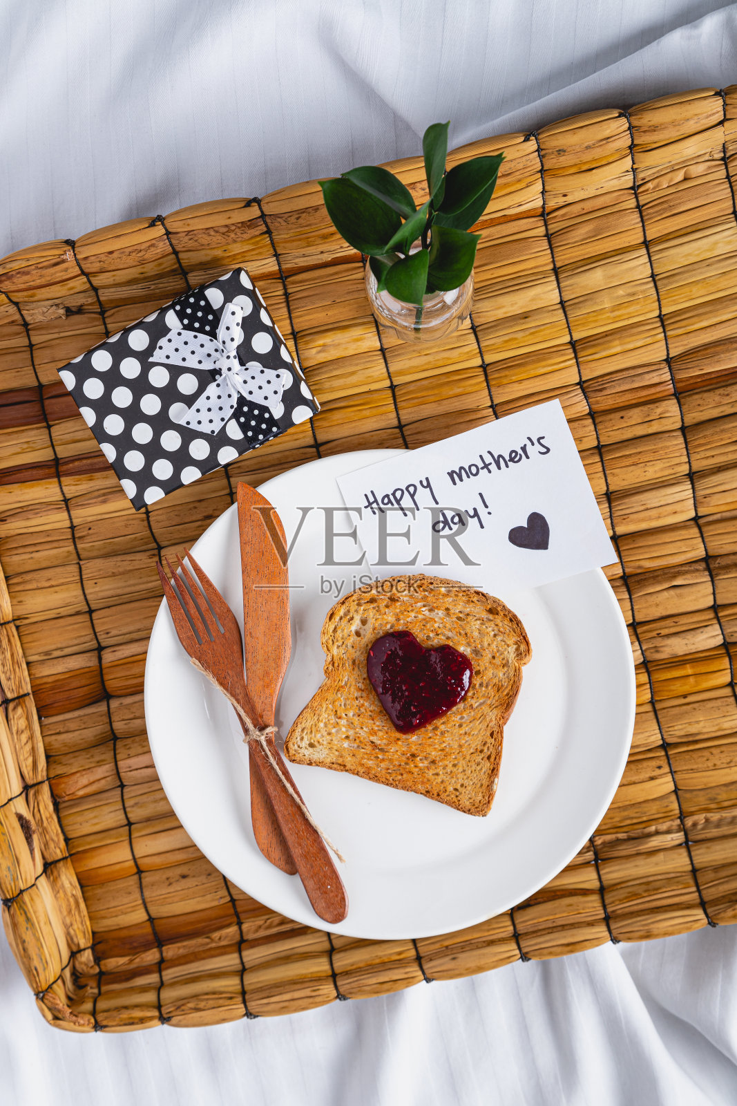 床上有快乐的母亲节礼物盘，照片摄影图片