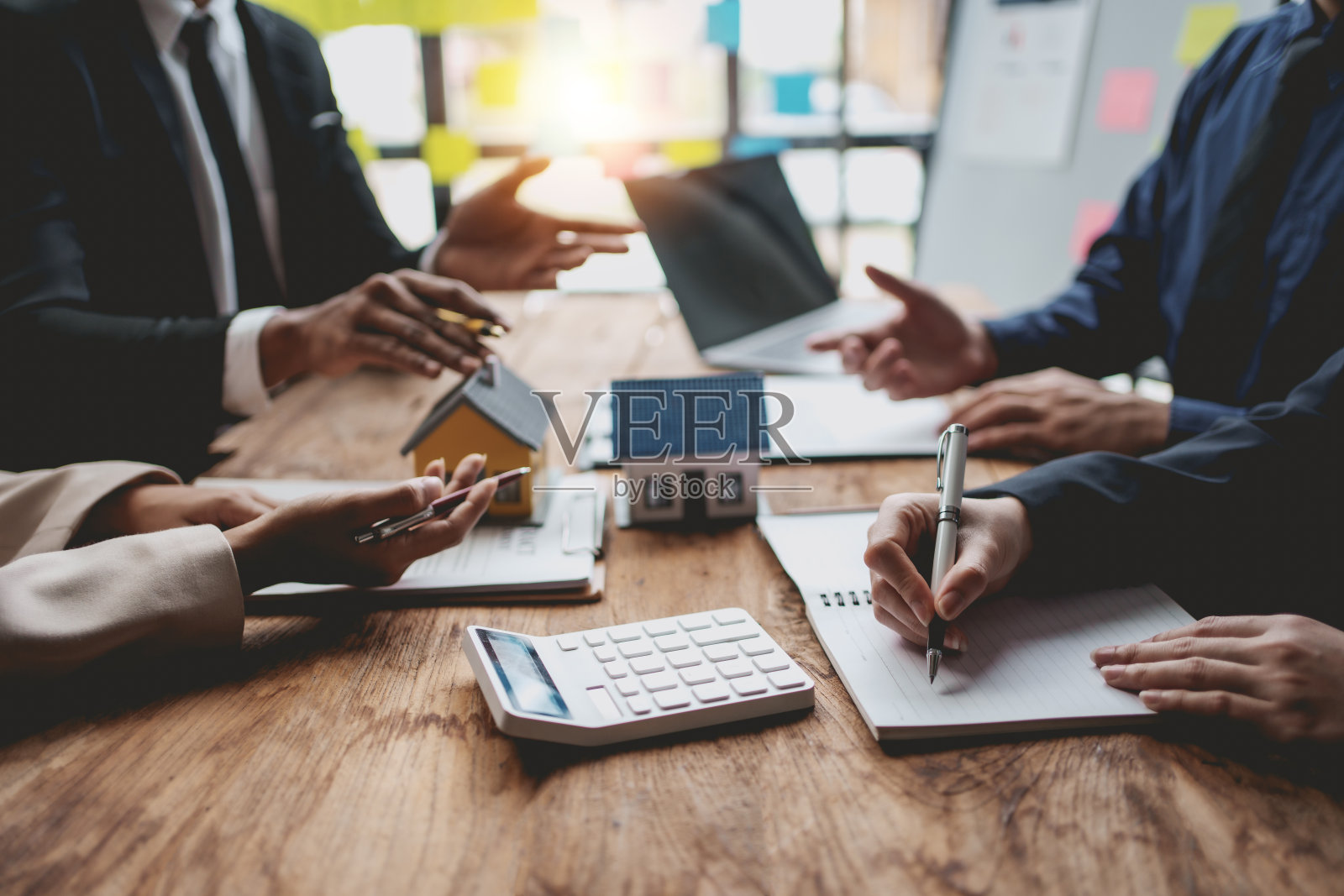 房地产领域的团队合作。商务人士聚在一起讨论房地产。作为房地产企业的团队成员。照片摄影图片