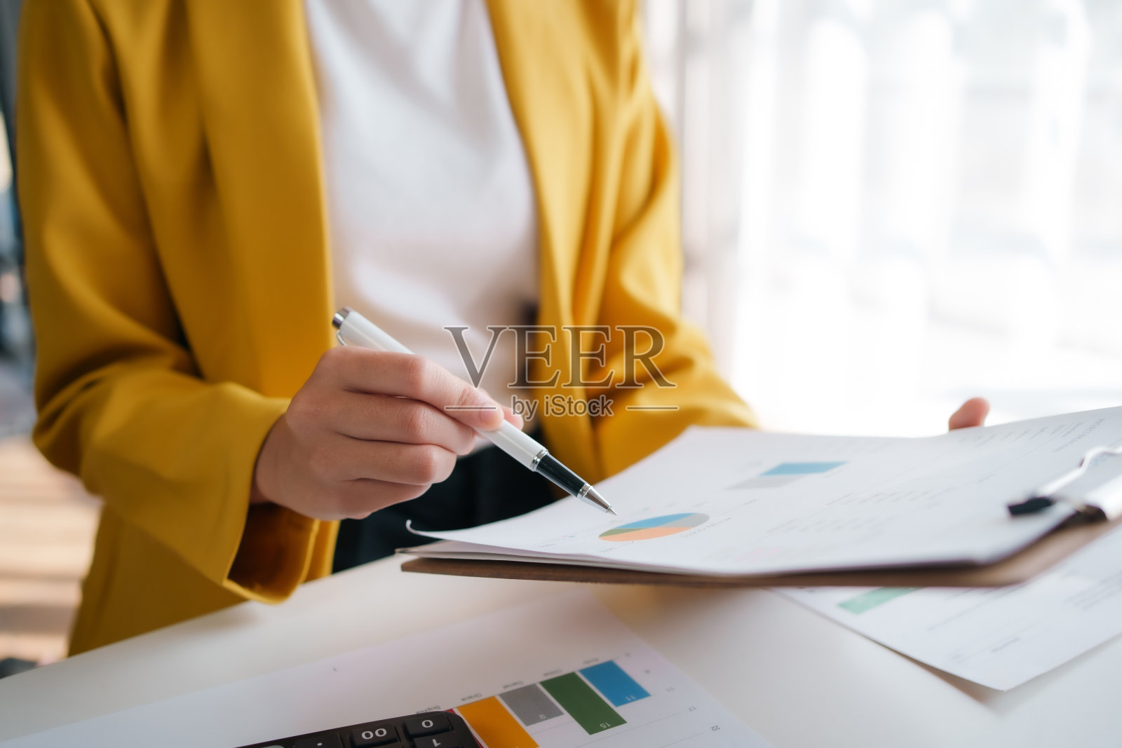 女商人分析文件上的财务统计数据的特写。业务分析和战略概念照片摄影图片