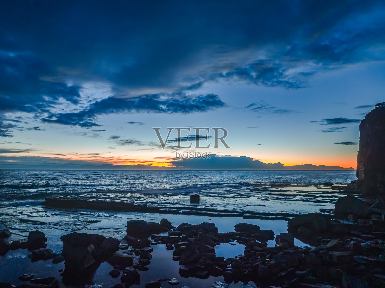 日出在海洋和岩石海湾照片摄影图片