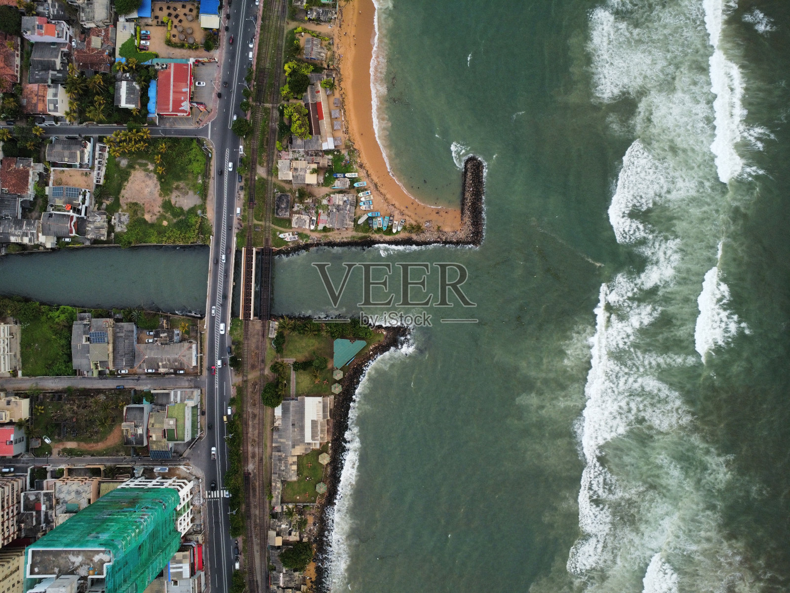 城市与海洋相遇:沿海和谐鸟瞰图照片摄影图片