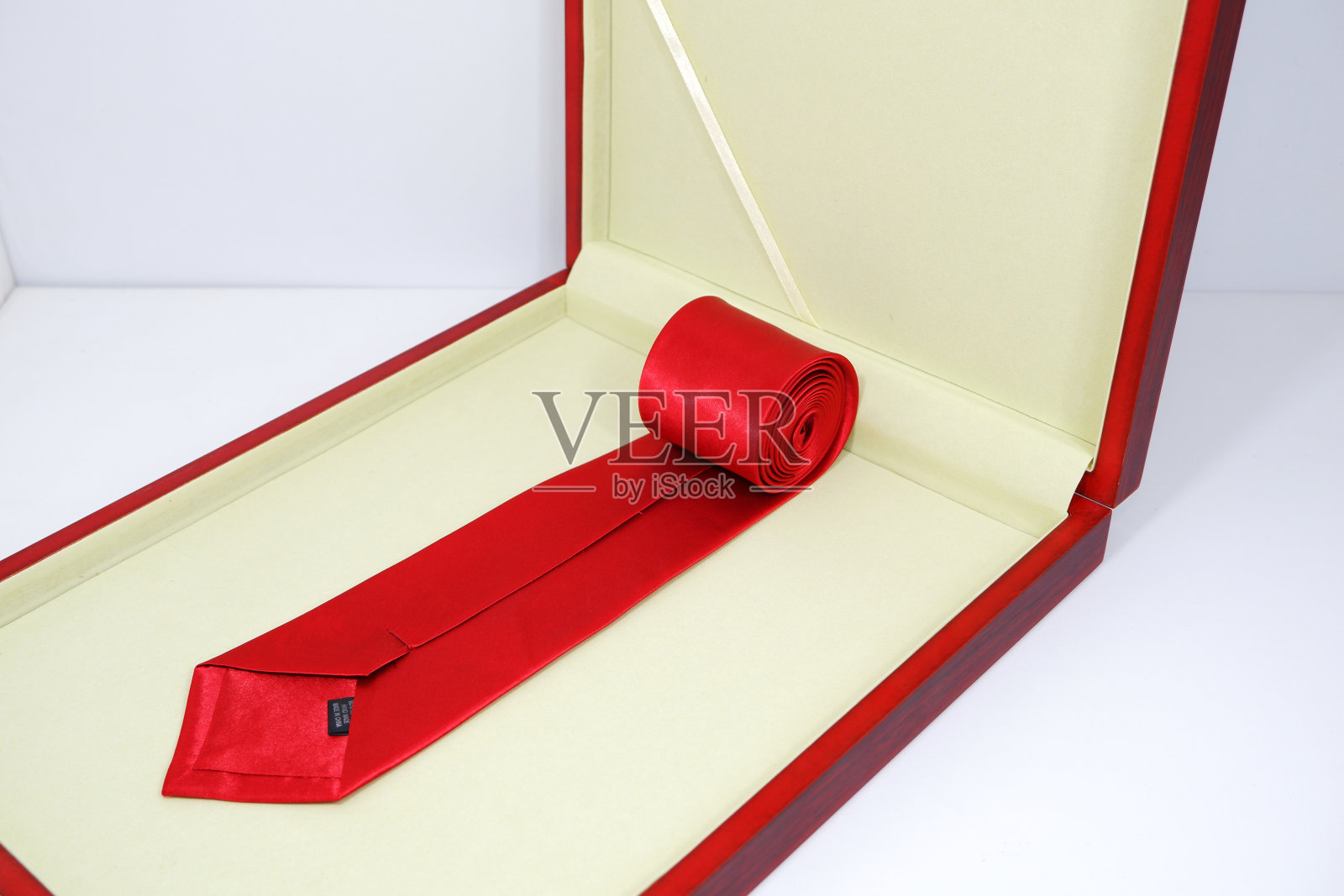 展示盒中展示的红色领带特写照片摄影图片