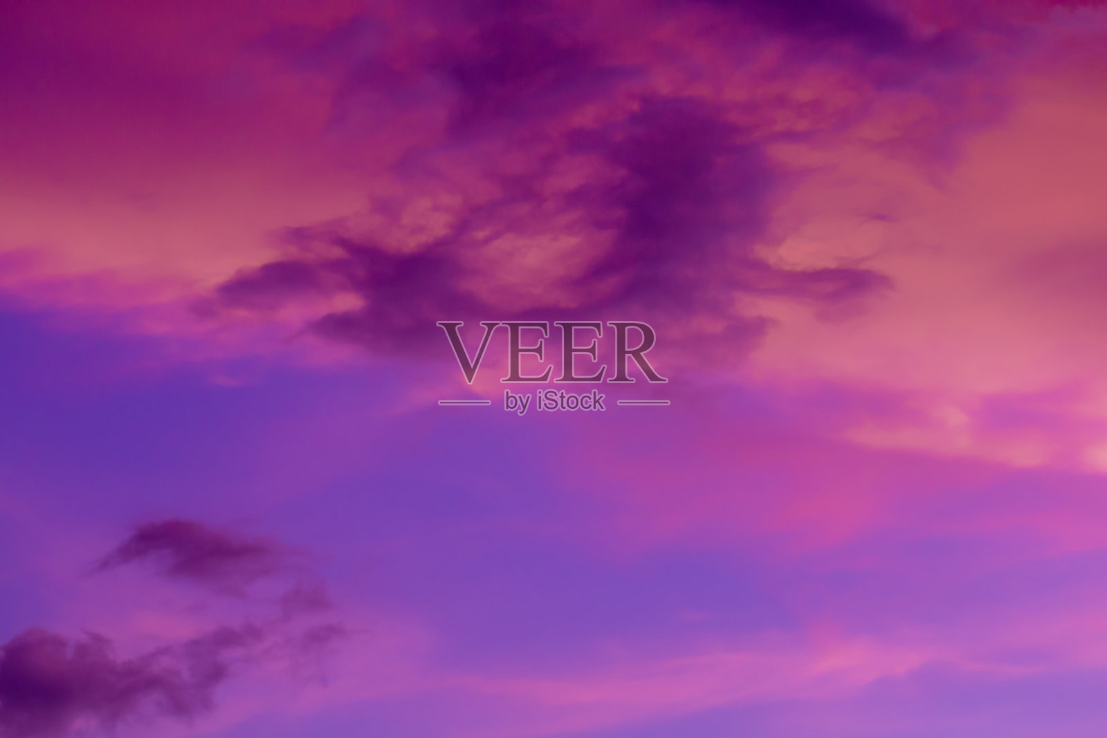 云天空的抽象和图案，丝绒紫色，丝绒紫色，年度背景的趋势色，彩色云和天空日落或日出的图案:黄昏中戏剧性的日落照片摄影图片