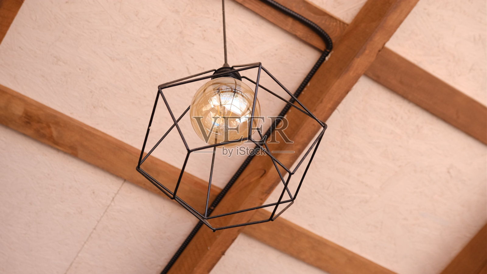 顶棚灯泡。复古灯，灯泡装饰在家里照片摄影图片