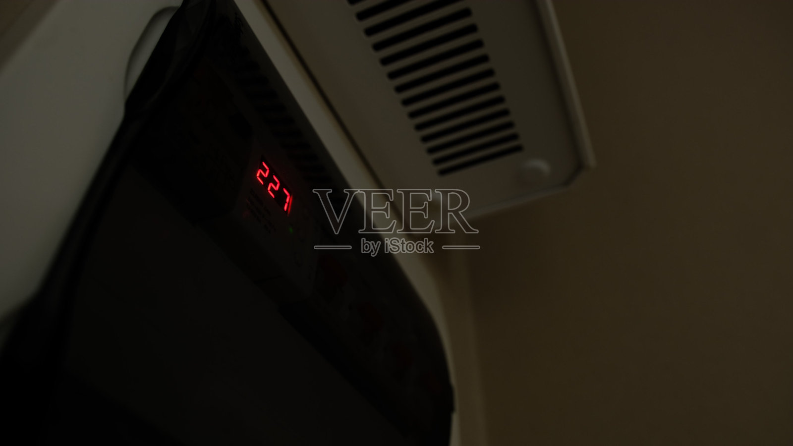 电盾牌。高电压。电分布。盒子的夜晚。室内电气屏蔽，计数和显示电压照片摄影图片