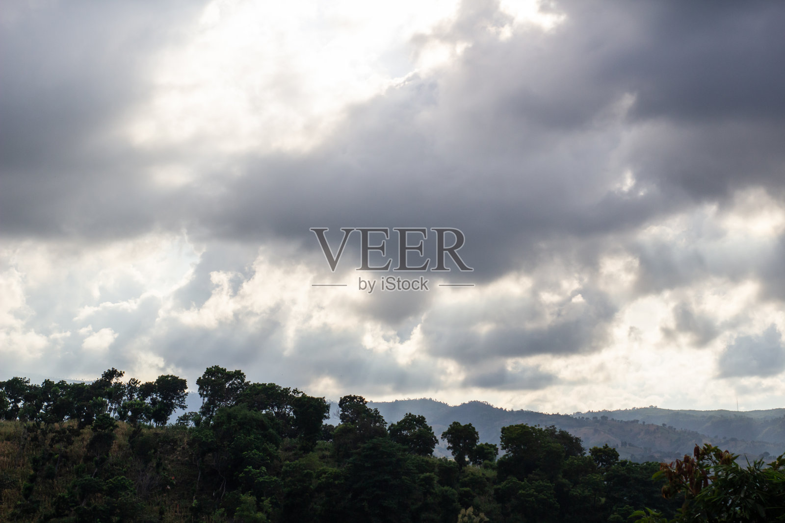 下午山上乌云密布照片摄影图片