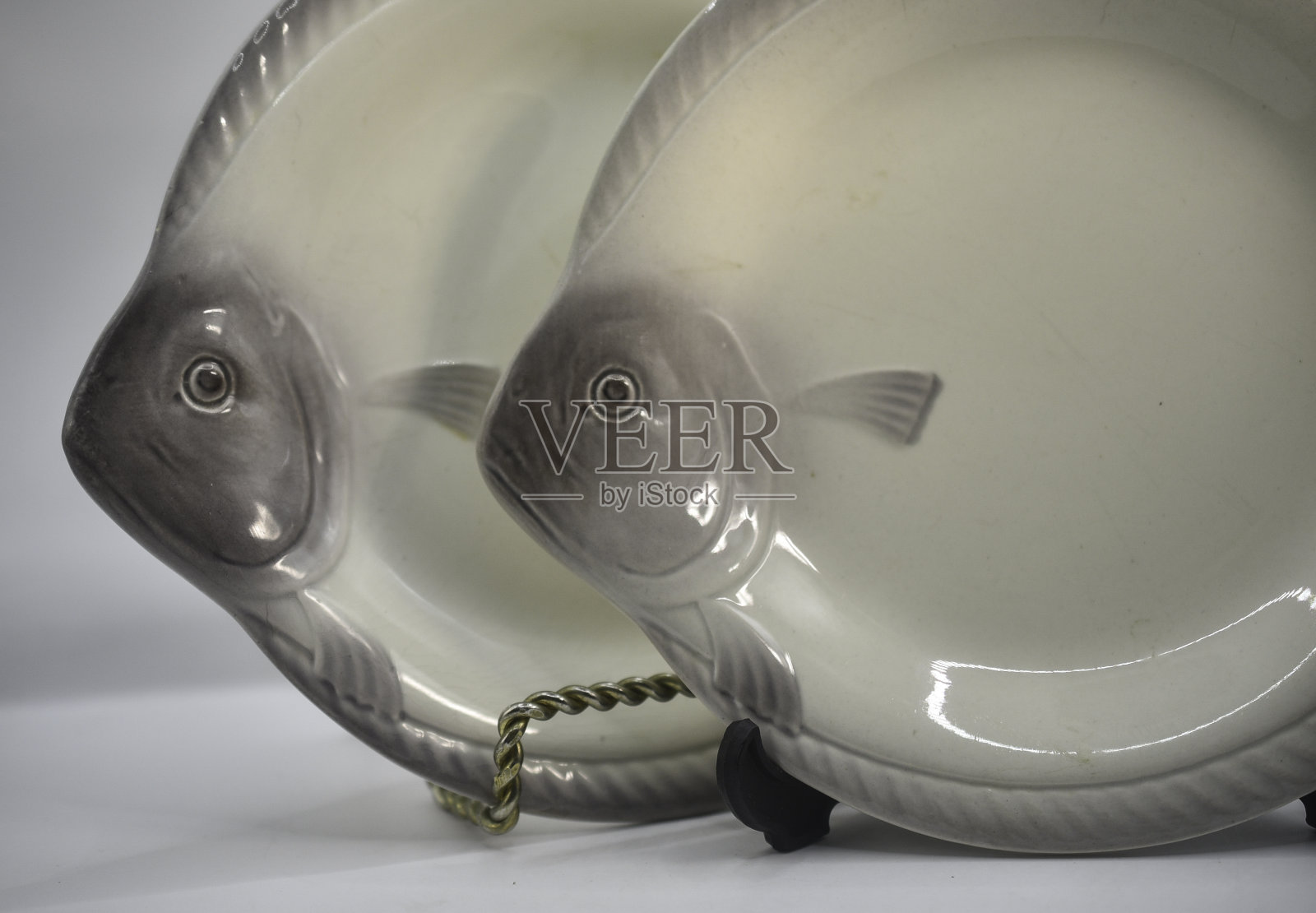 带有装饰的古董收藏瓷盘照片摄影图片