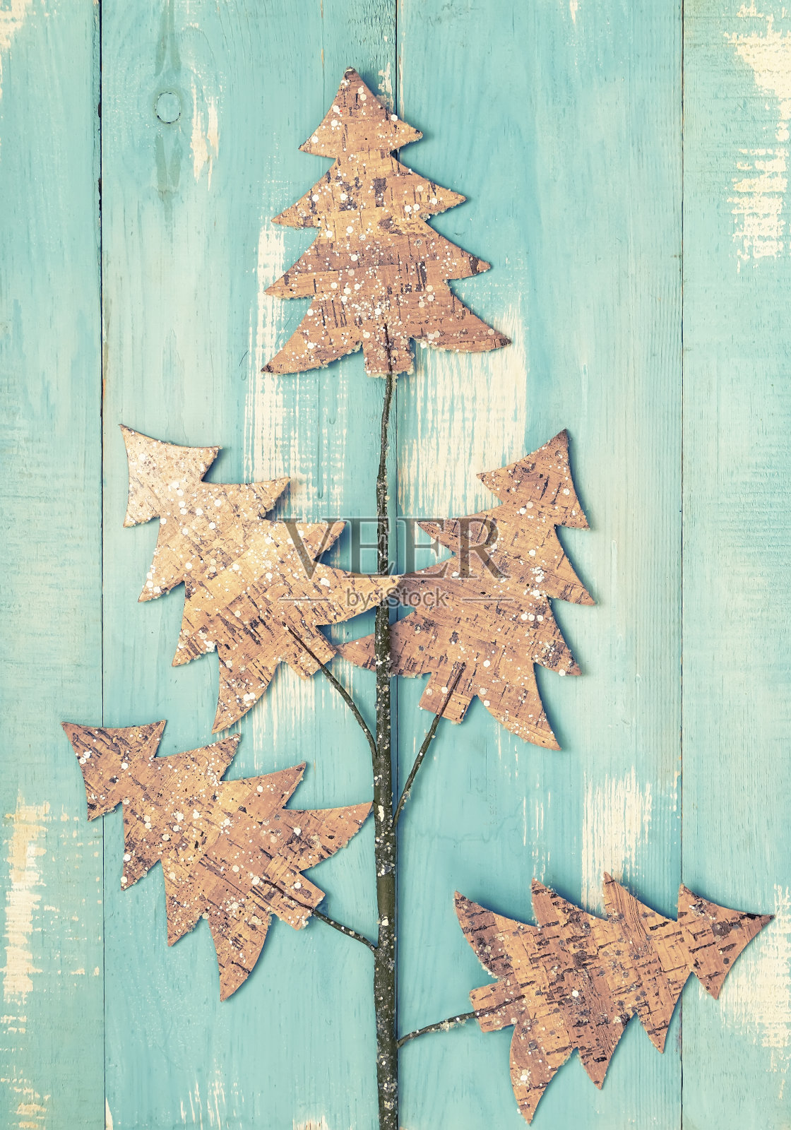 圣诞装饰小冷杉树形状的树枝在蓝色的木制背景。照片摄影图片