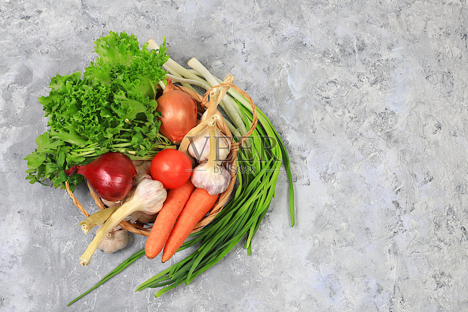健康均衡的膳食成分，减肥篮子里的蔬菜，维生素C的来源，健康生活方式和排毒饮食的概念，商店和咖啡馆的广告，照片摄影图片