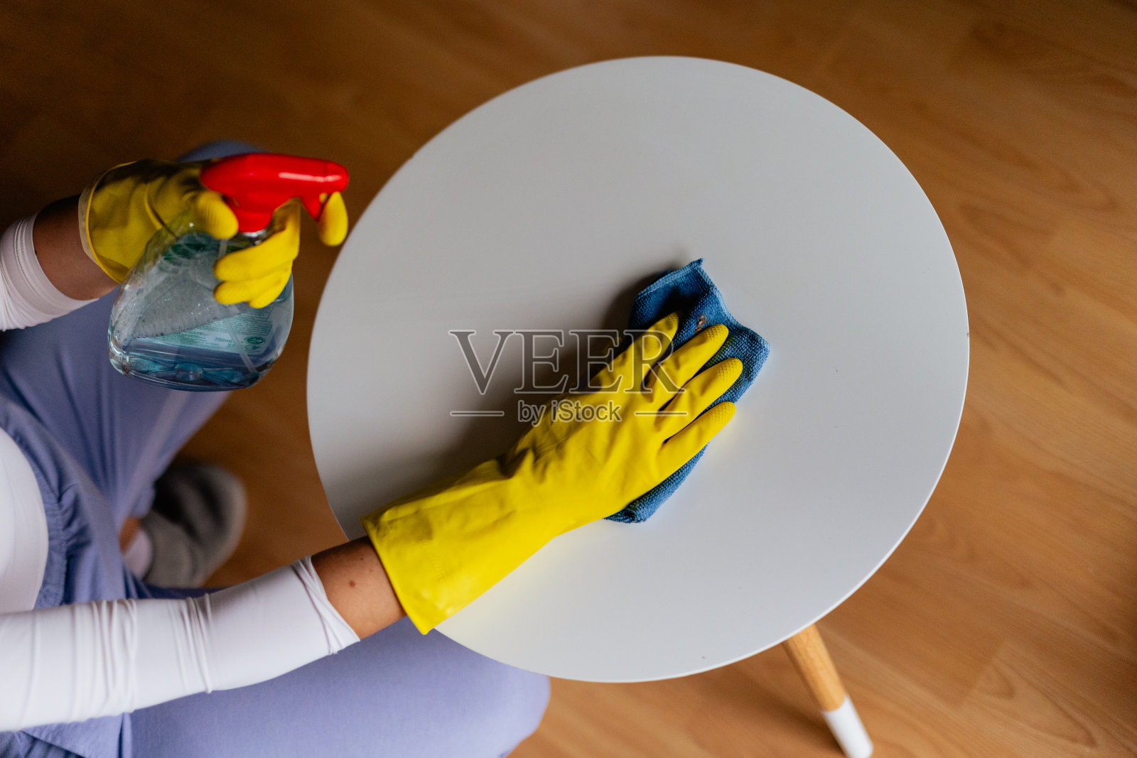 妇女戴着手套在家里打扫卫生照片摄影图片