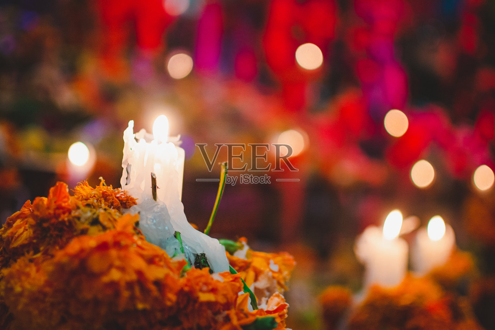 用纸和硬纸板装饰的亡灵节祭坛照片摄影图片