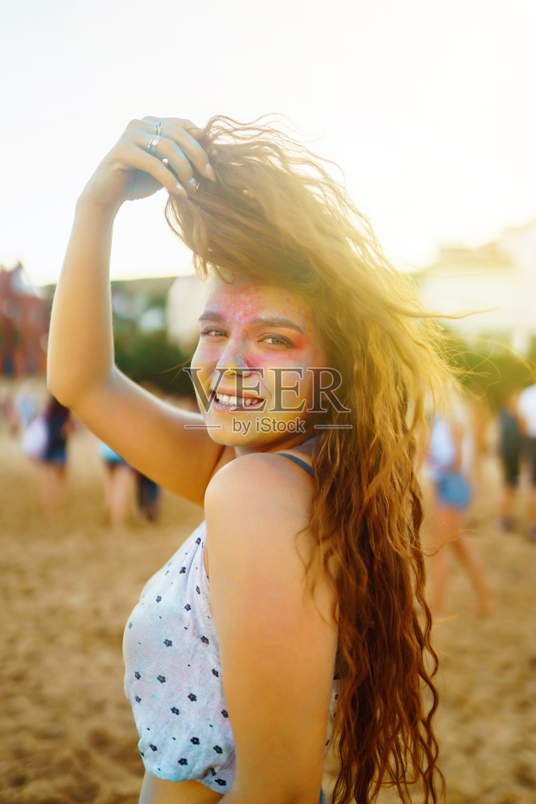 快乐的女人全身涂满彩虹色粉庆祝胡里节。照片摄影图片