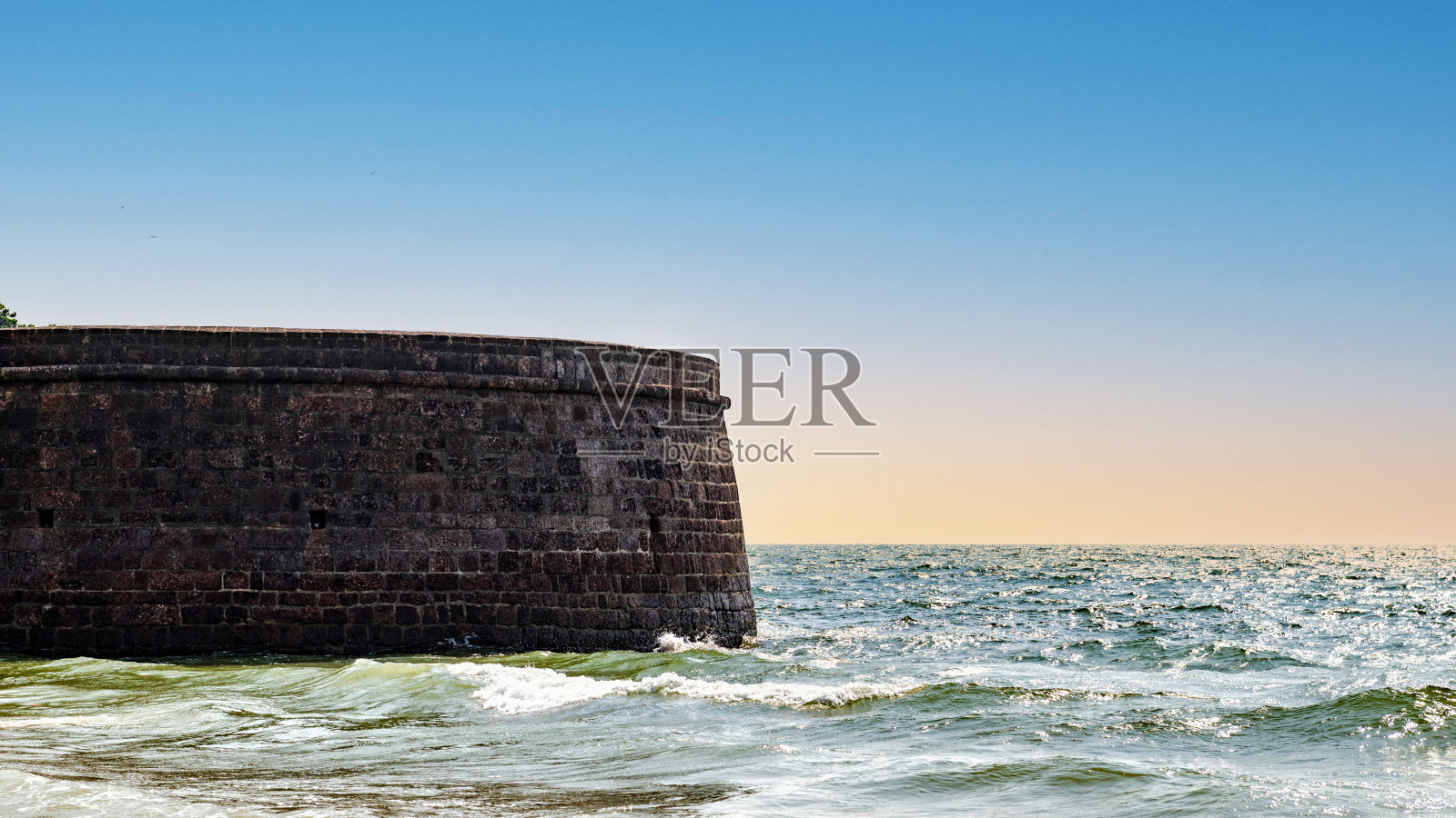 印度果阿邦北部坎多林海滩上的阿瓜达堡照片摄影图片