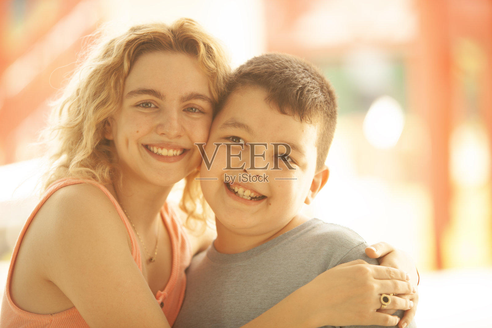 快乐的弟弟和妹妹玩得开心照片摄影图片