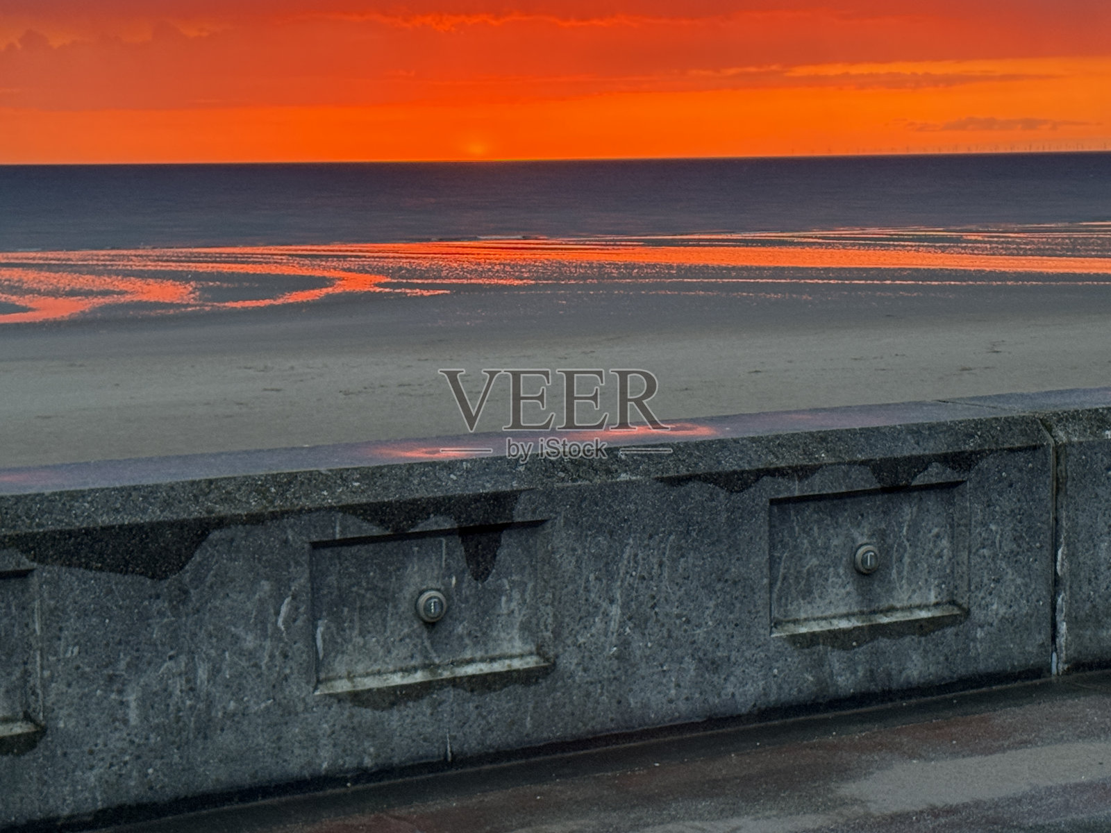 黑潭海滩红橙日落照片摄影图片