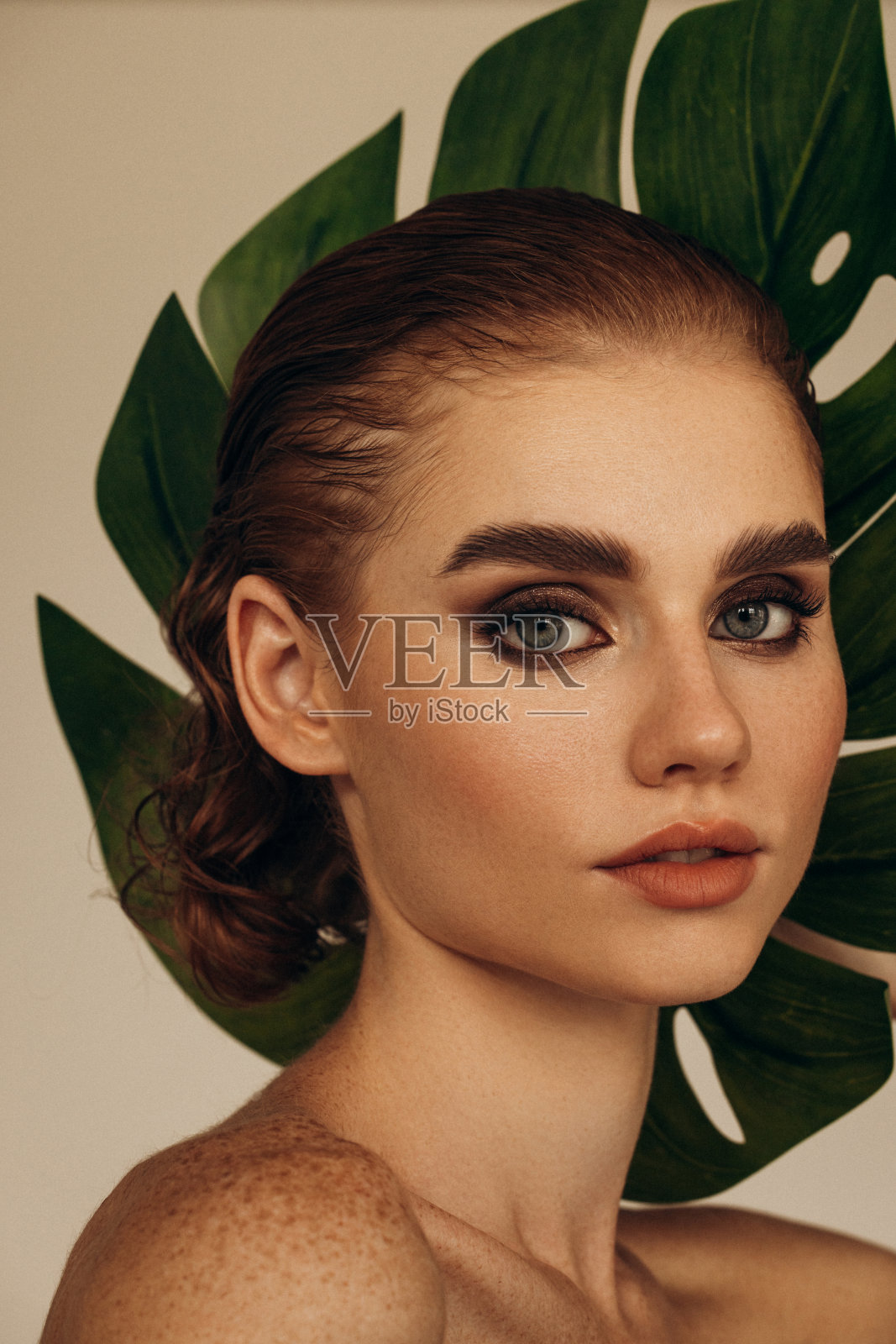 化妆和发型的漂亮女孩照片摄影图片