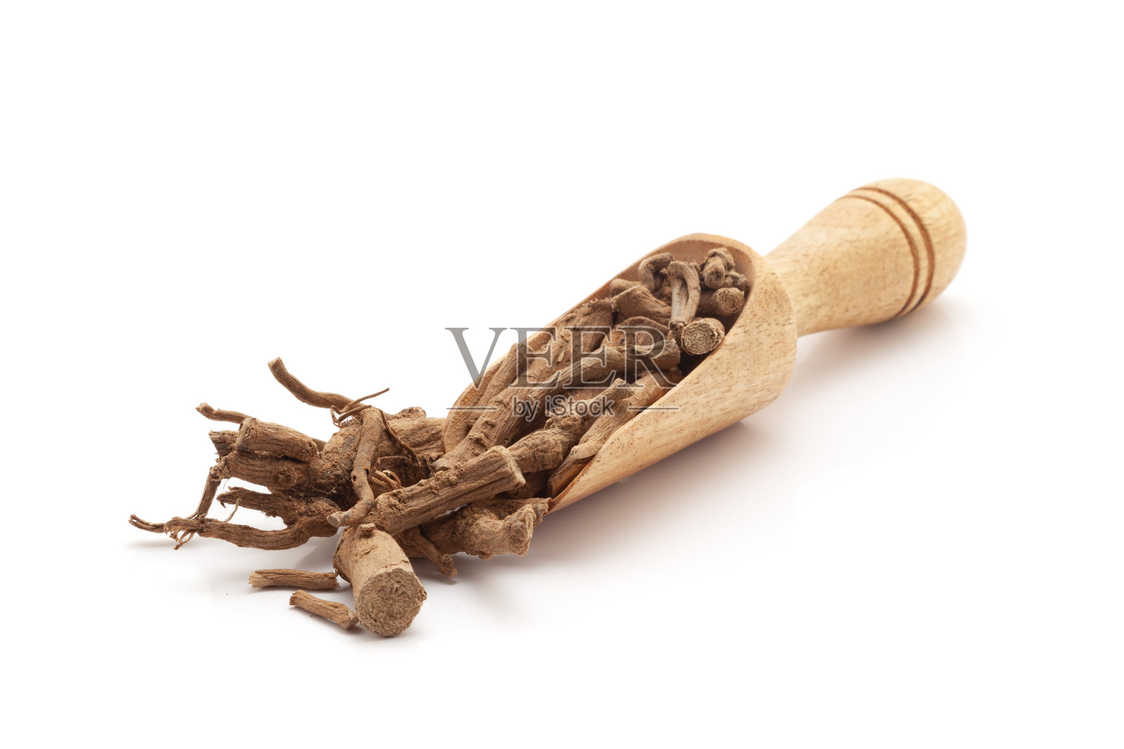 一个装满有机野生蓖麻或丹丹草(巴利欧属蒙塔纳姆)草本植物的木勺。孤立在白色背景上。照片摄影图片